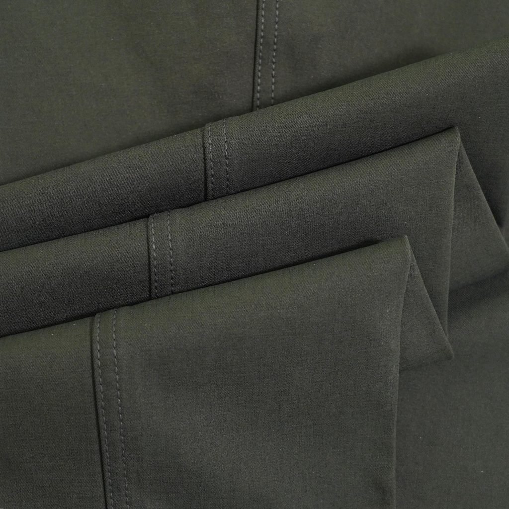 Bộ quần áo trung niên gồm áo sơ mi nam cộc tay sợi tre tím nhạt và quần tây kaki cotton màu rêu