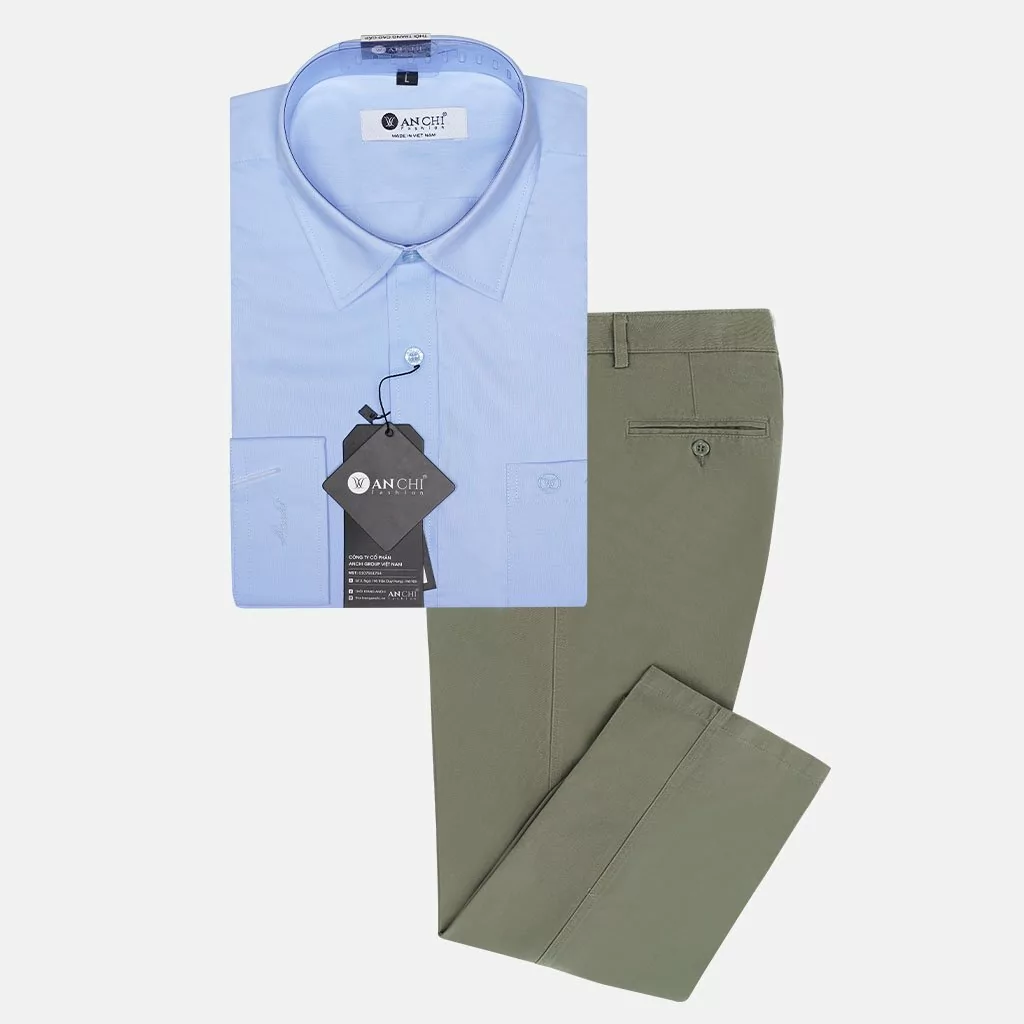 Bộ quần áo nam gồm áo sơ mi văn phòng xanh nhạt và quần kaki thô màu vỏ đỗ